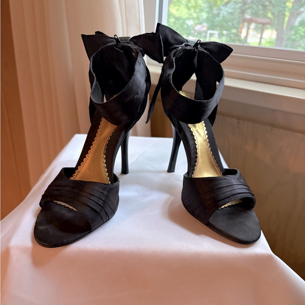 Satin dress sandals B2 size 6